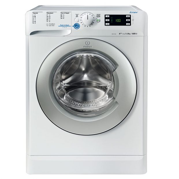 Pračka Indesit_XWE 81683X WSSS EU, energetická třída A +++, třída účinnosti praní B, účinnost odstřeďování A, spotřeba vody za rok 11 594 l, kapacita praní 8 kg, počet pracích programů 16, program pro odstraňování zápachu, programy na praní sportovního oblečení, 9 490 Kč.