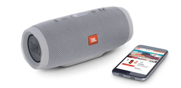Bezdrátový reproduktor a powerbanka JBL CHARGE 3, přenosný reproduktor, Bluetooth, nabíjení: USB, 6 000 mAh Li-Ion baterie, až 20 hodin hraní, doba nabíjení 4,5 hod., frekvenční rozsah 65 Hz – 20 kHz, různé barvy, prodává Datart, 4 990 Kč.