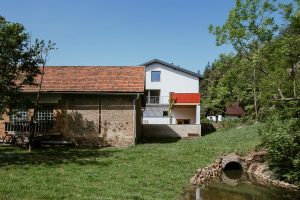 Ekologická proměna mlýna na Křivoklátsku tají dech. Architekt si ze zbytkového dřeva vyrobil i nábytek